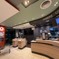 uste stanowiska do składania i odbioru zamówień w restauracji McDonald's.