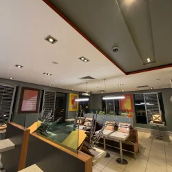 Pusta sala restauracyjna z krzesłami ułożonymi na stolikach po zamknięciu lokalu.